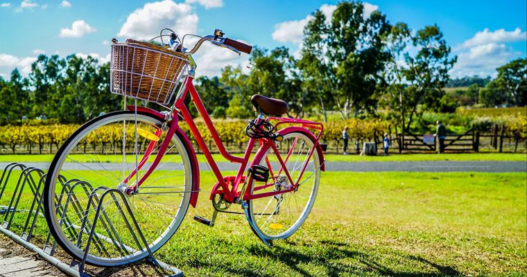 Ein Fahrrad am Fahrradständer