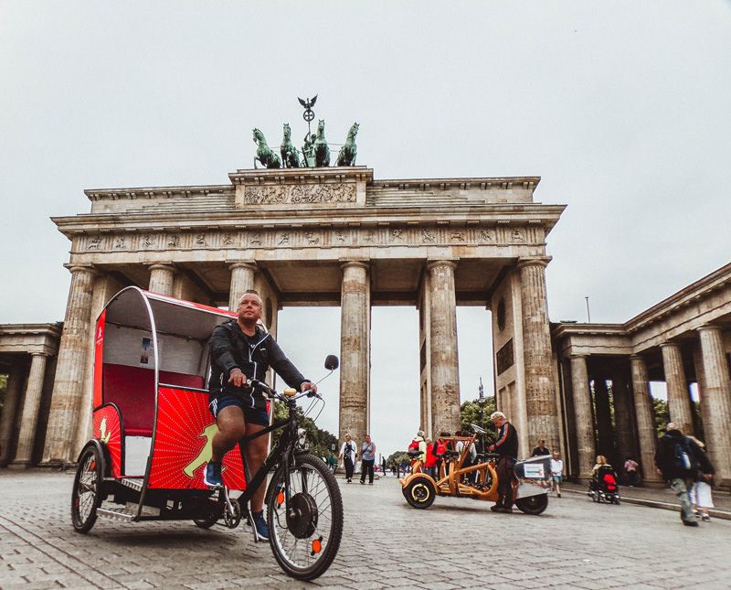 Rikschafahrer vor dem Brandenburger Tor